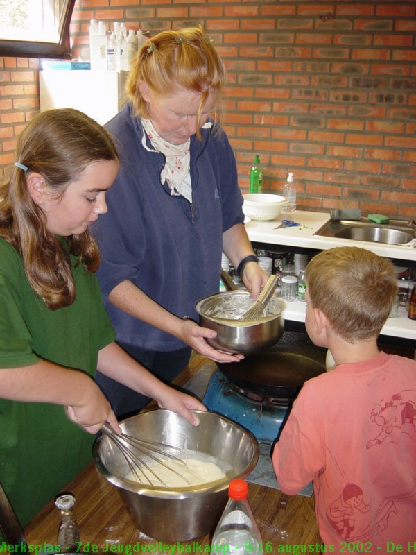 Samen deeg maken.