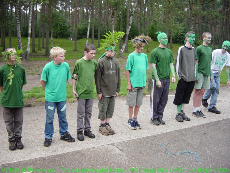 De jongens B/C vertrekken op paracommandotocht.