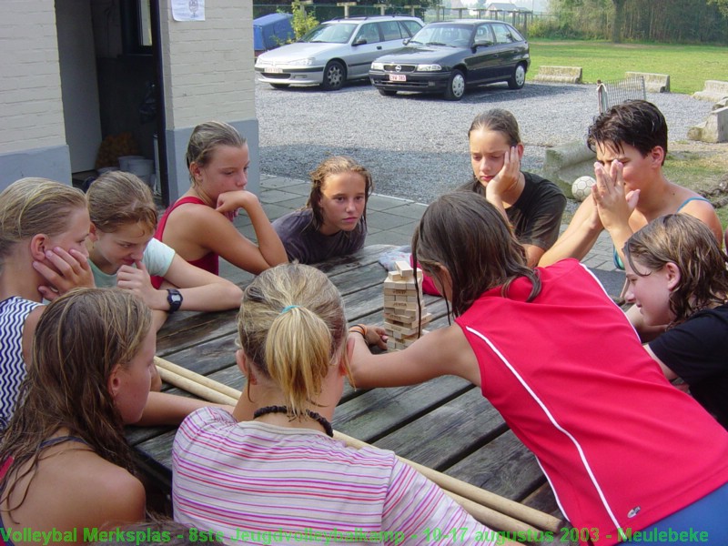 Meisjes C speelden ondertussen ren je rot: een quiz afgewisseld met opdrachten, zoals hier een spelletje jenga.
