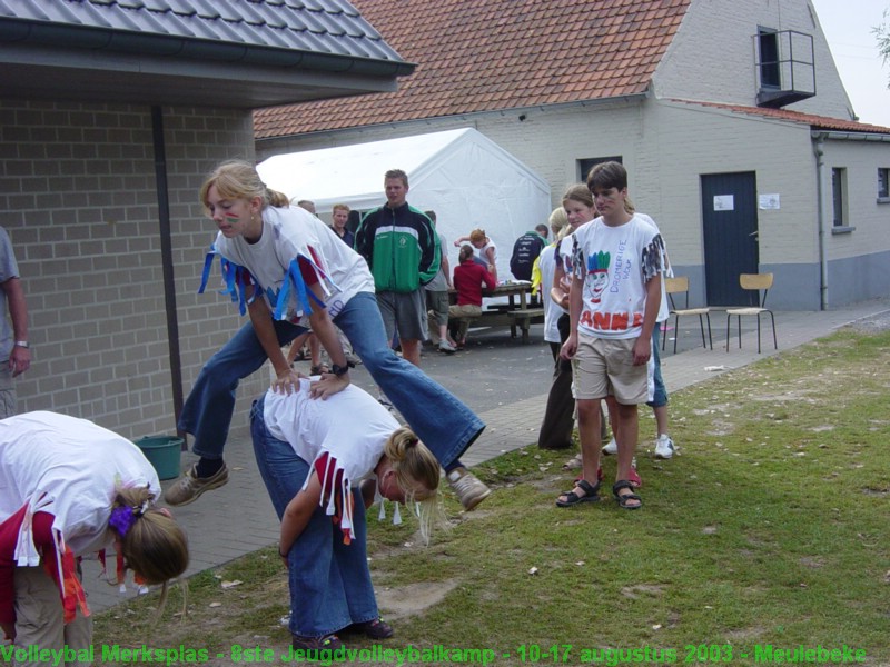 En ze moesten elkaar ook zo aanspreken, gebeurde dat niet, dan moesten ze haasje over springen bij iedereen.