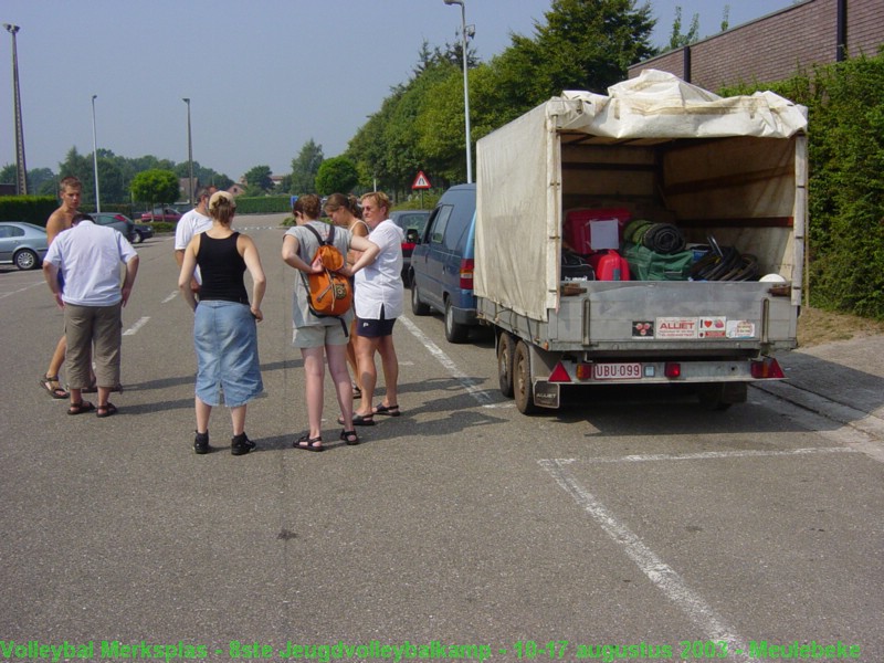 Het materiaal van de begeleiding is ingeladen, de eerste groep begeleiders kan vertrekken.