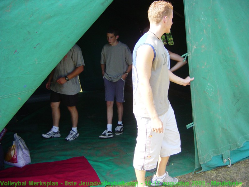 De jongens B slapen in een tent.