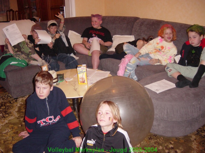 Na het eten samen kijken naar de video van het vorige kamp.