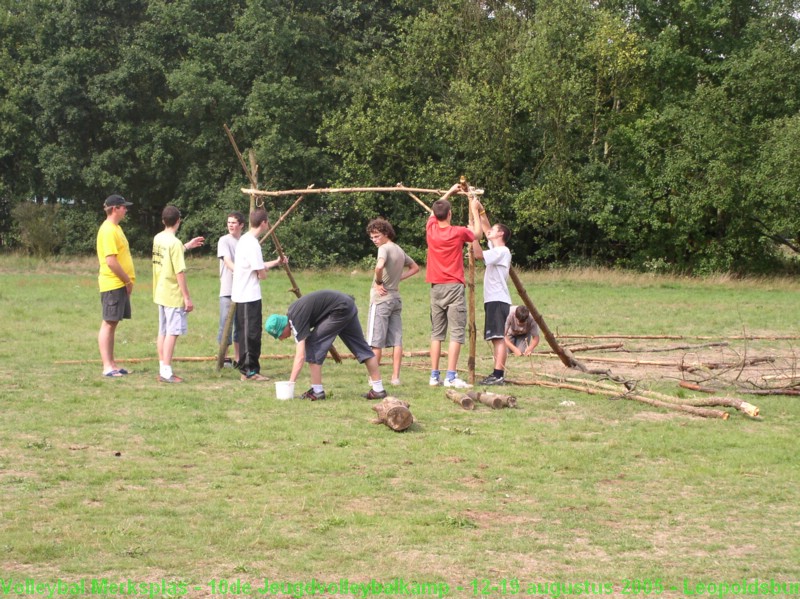 De Jongens B willen voetballen.