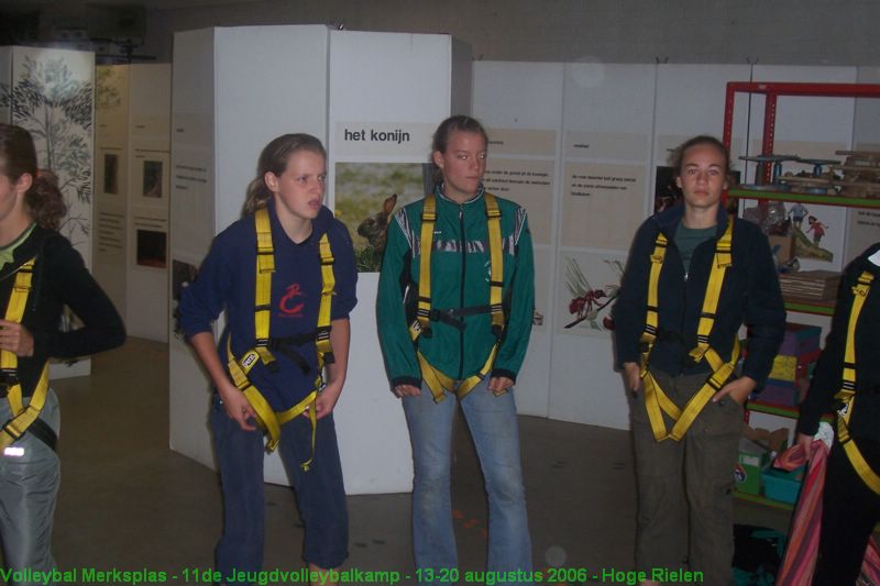 De meisjes B zijn klaar voor het touwenparcours.