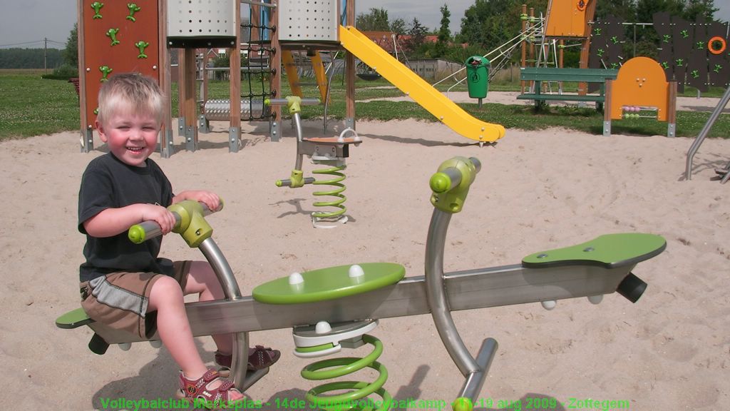 Een leuke speeltuin bij de sporthal.