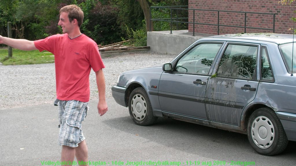 Dave zijn auto is een beetje vuil.