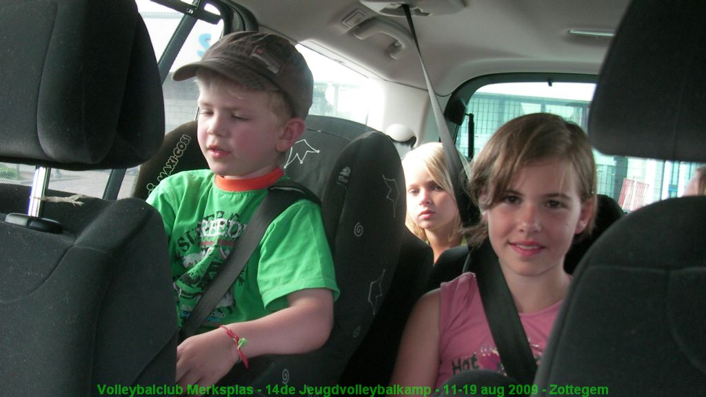 Met de auto naar de sporthal.
