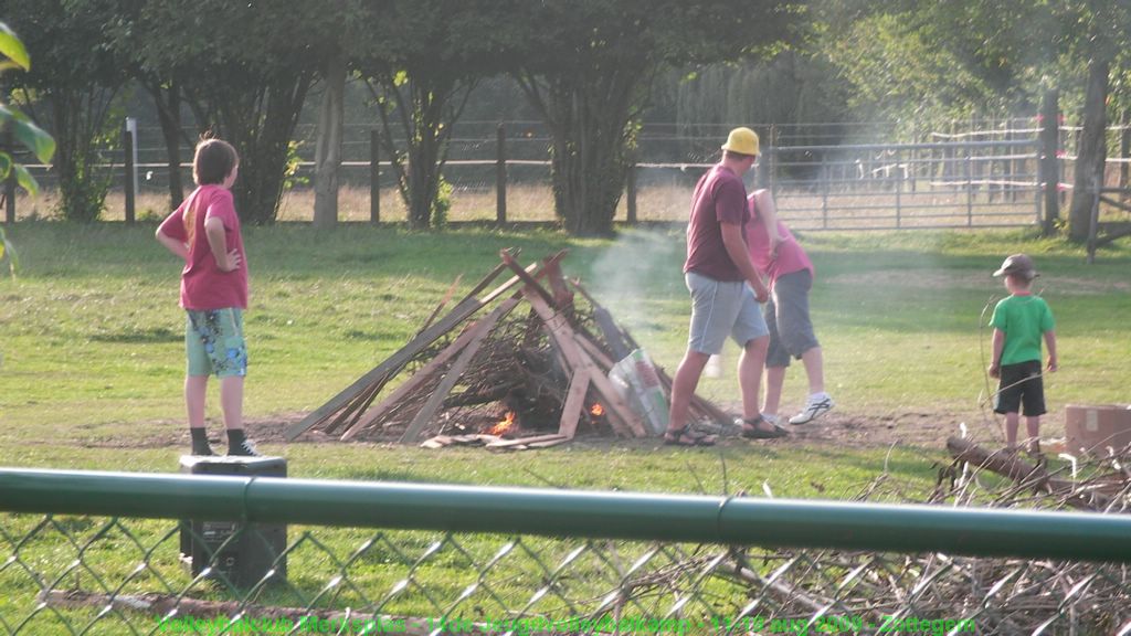 Het kampvuur wordt aangestoken.