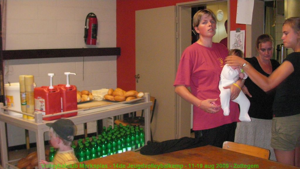 De hot-dog en drankjes staan klaar.
