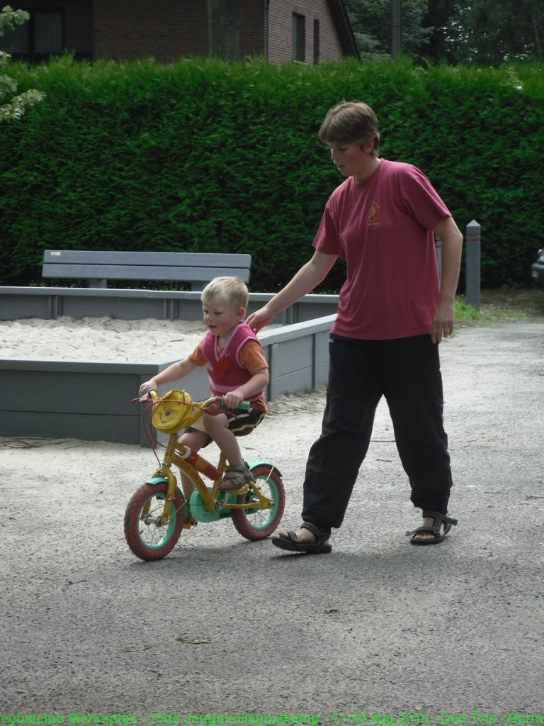 Lander leert fietsen.