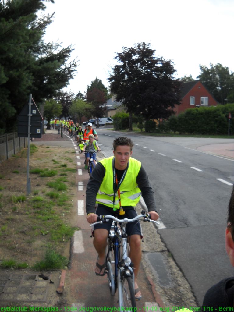 Fietsers op weg naar de sporthal.