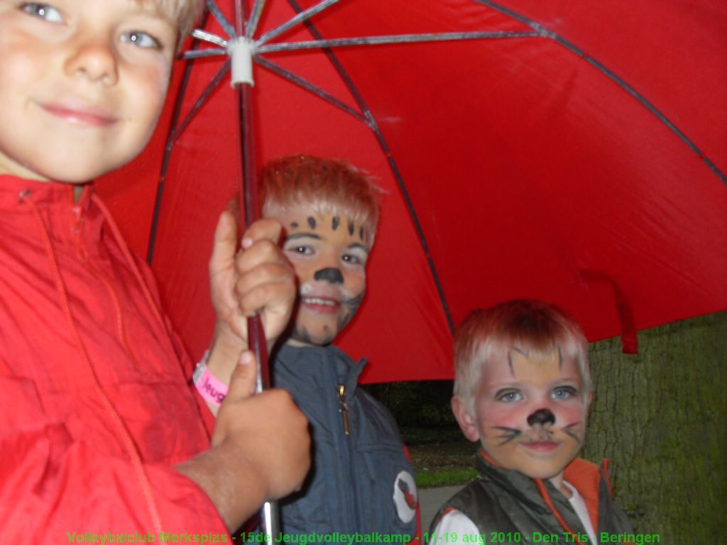 Samen onder de paraplu.