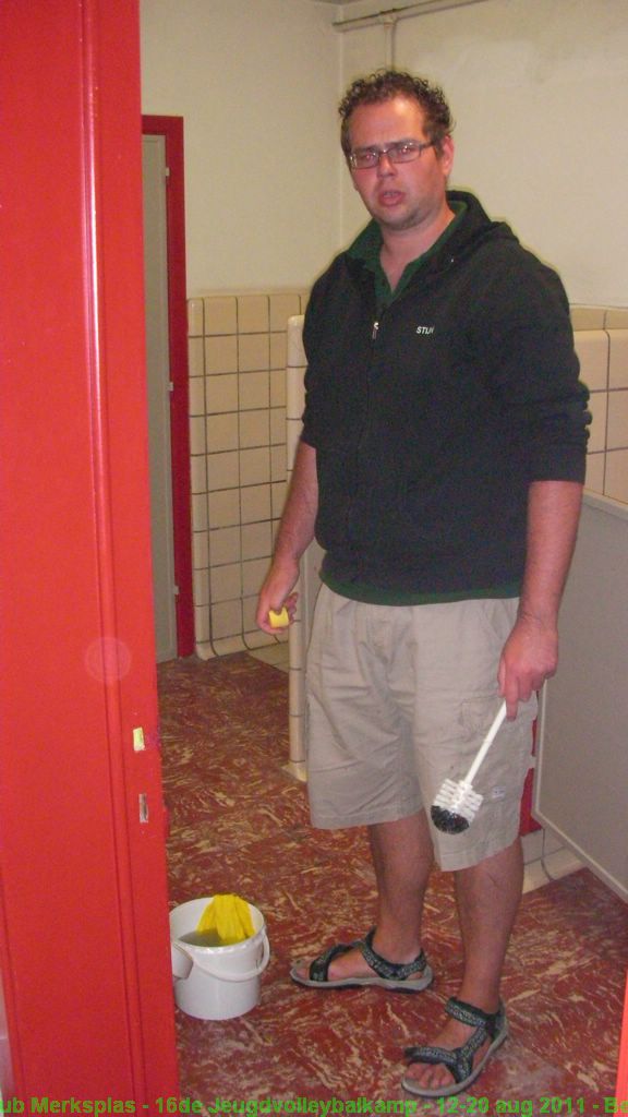 De WC's waren nog zo vuil dat we ze eerst grondig hebben gereinigd (zover mogelijk).