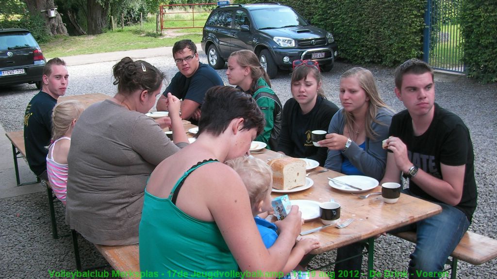De begeleiders zijn klaar om de jeugd te ontvangen.