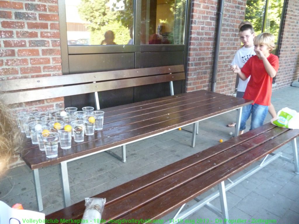 Pingpongballetjes in een beker laten botsen.