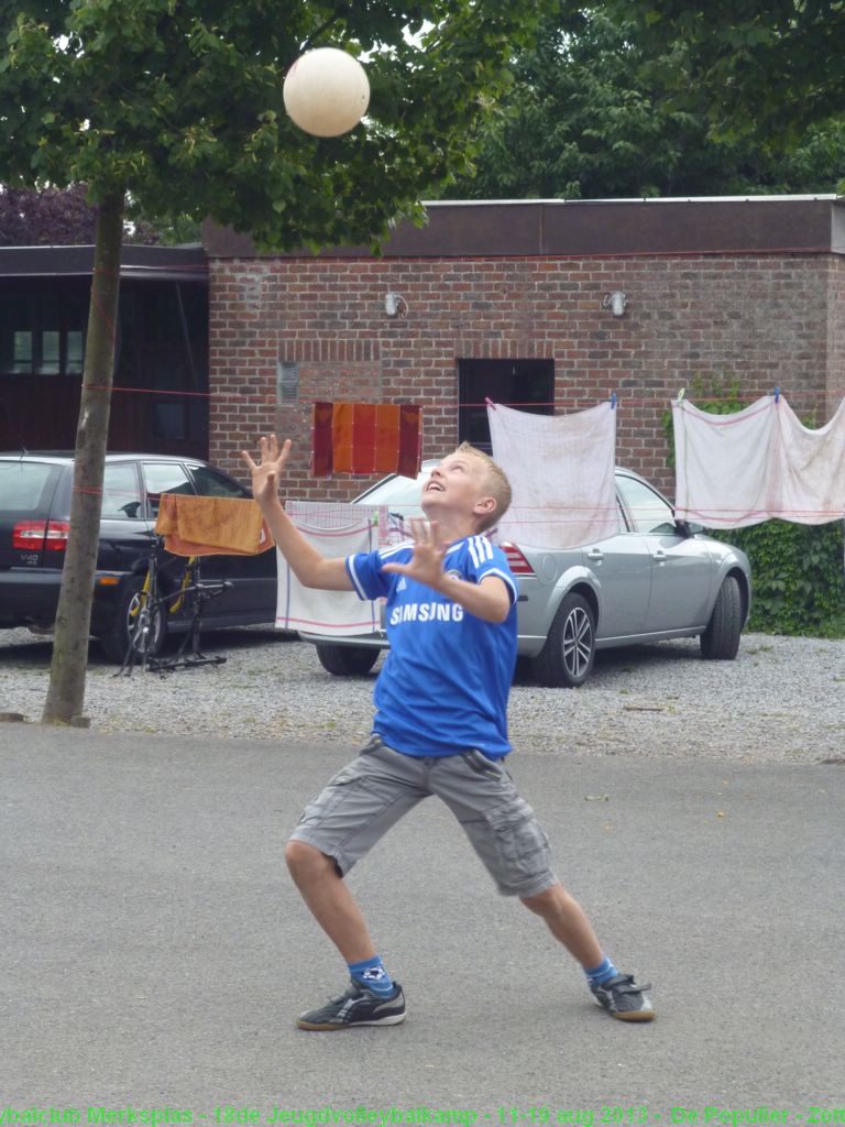 Bal zo lang mogelijk volleyballend de lucht in houden.