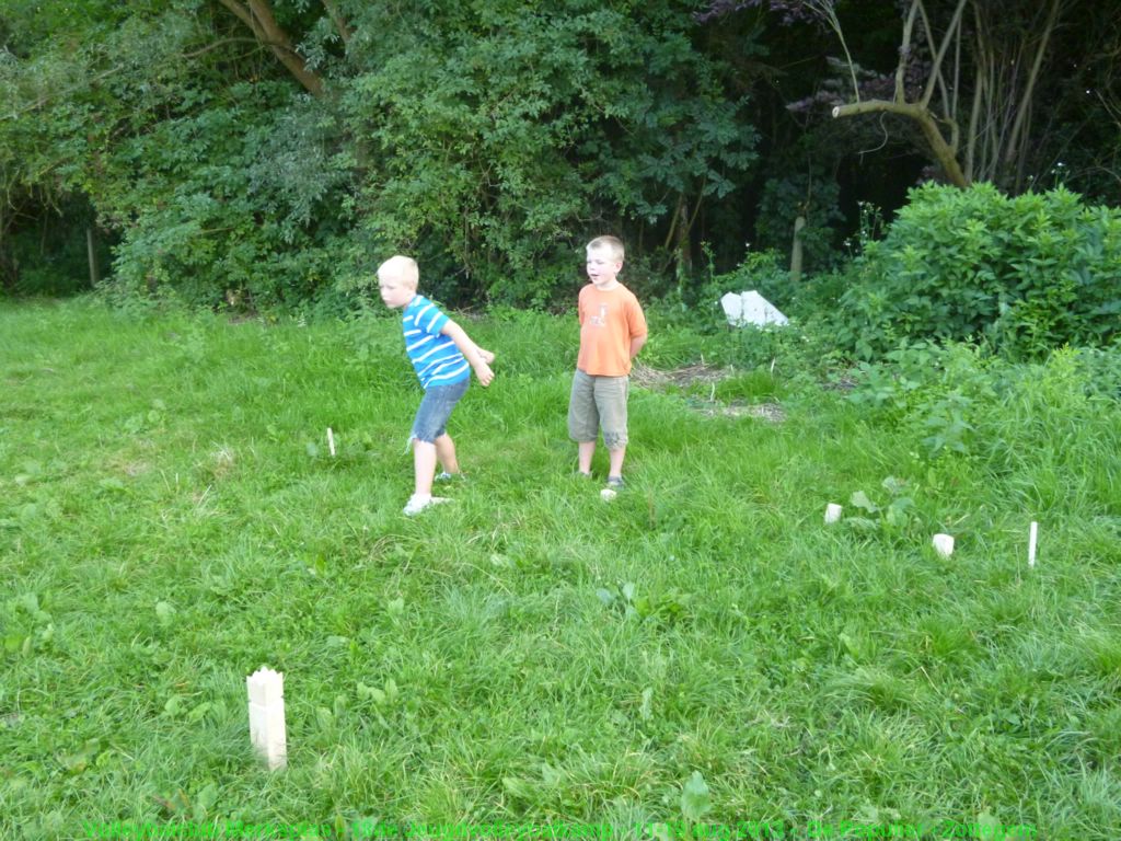 en de jongens die buiten Kubb spelen.