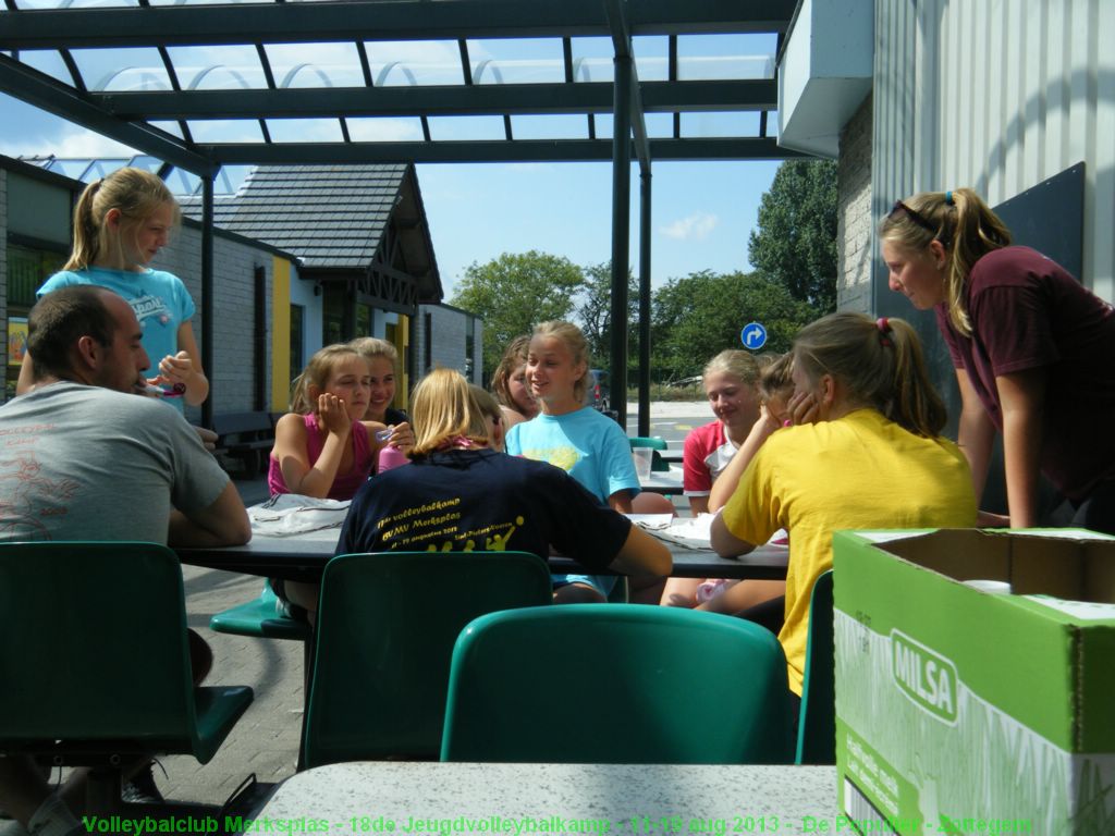 Picknick aan de sporthal.