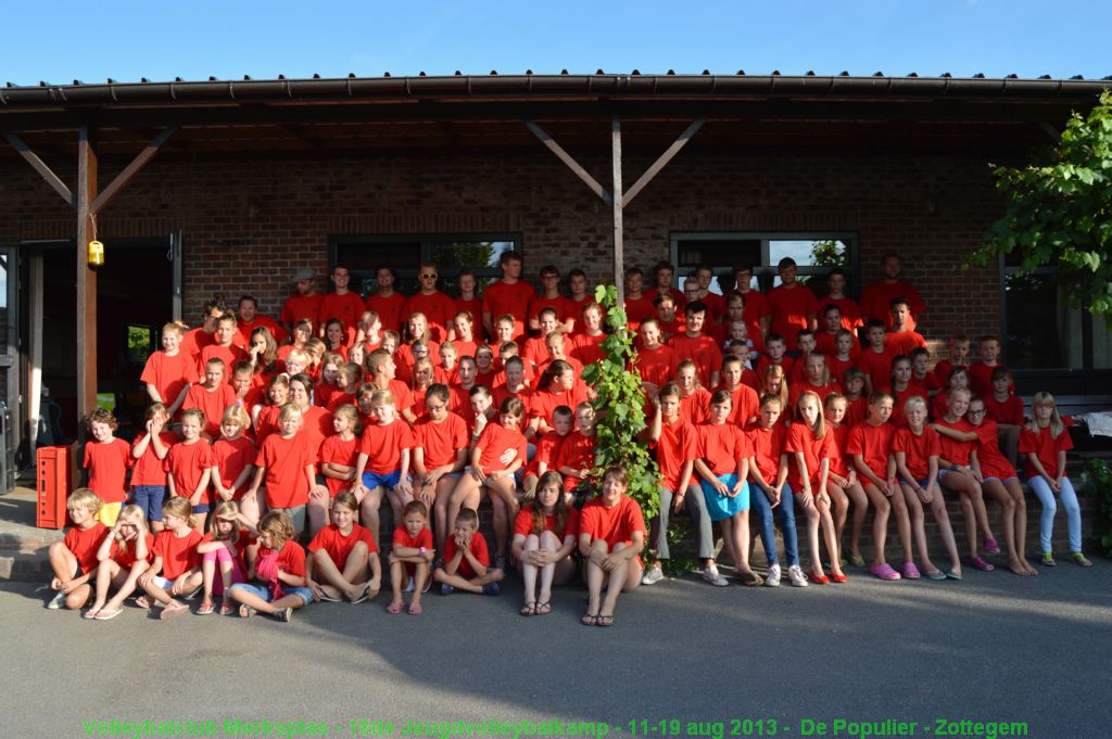 Alle 107 leden en begeleiders samen op de foto!