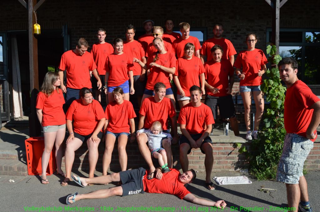 De begeleiding maakt zich klaar voor een foto.