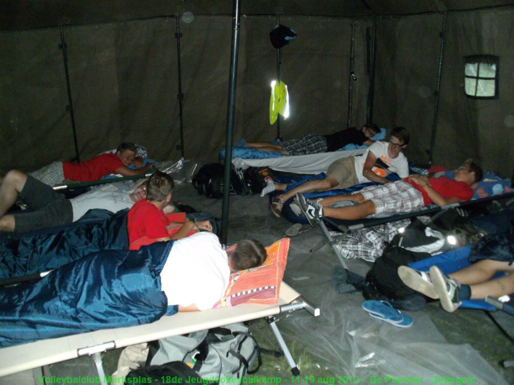 Genstalleerd in de tent.
