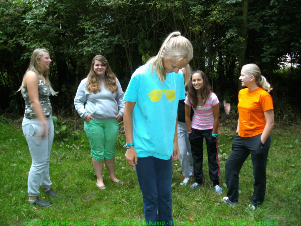 Bosspel met de meisjes Cadetten.