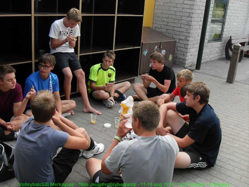 Tussen twee trainingen door: picknick aan de sporthal.