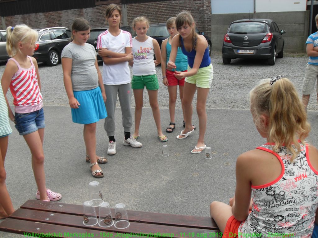 Bekertjes omver schieten met rekjes.
