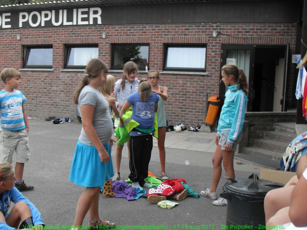 Zo veel mogelijk kledij tegelijkertijd aandoen.
