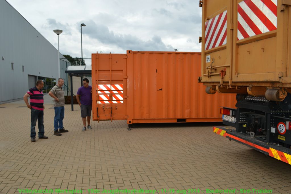 Materiaal en fietsen inladen!