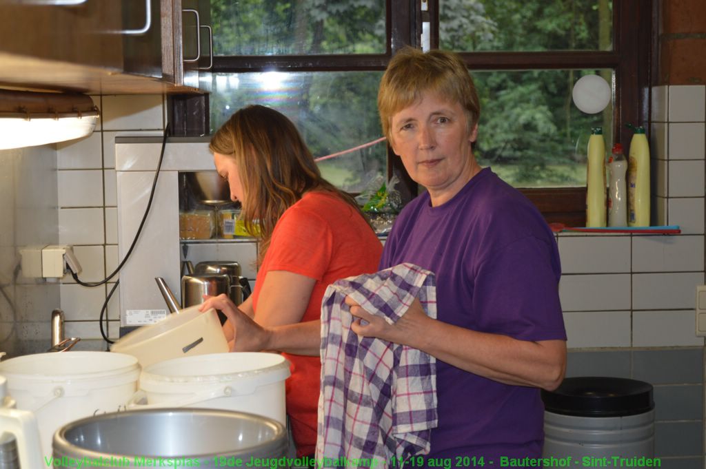 Alles afwassen en proper maken voor het kamp begint.
