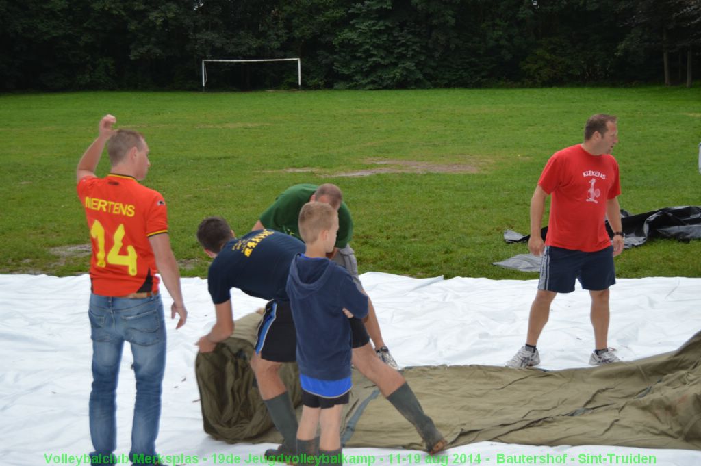 Tent opstellen: de meisjes junioren verhuizen nu de allerjongsten ook komen.