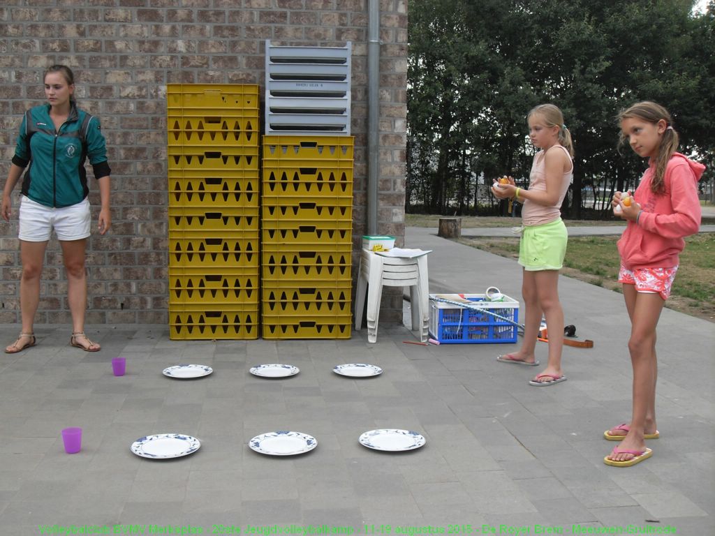 Pingpongballetje via de drie borden, in het bekertje laten botsen.