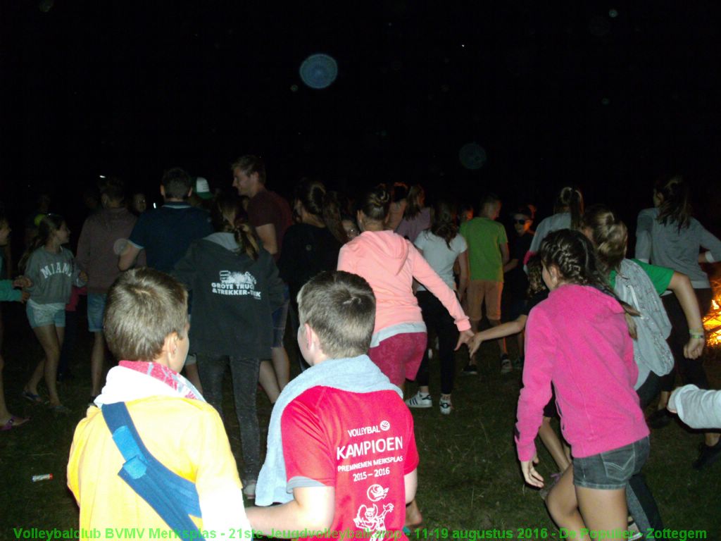 Laatste avond: dansen, zingen, spelletjes en reclamespotjes aan het kampvuur.