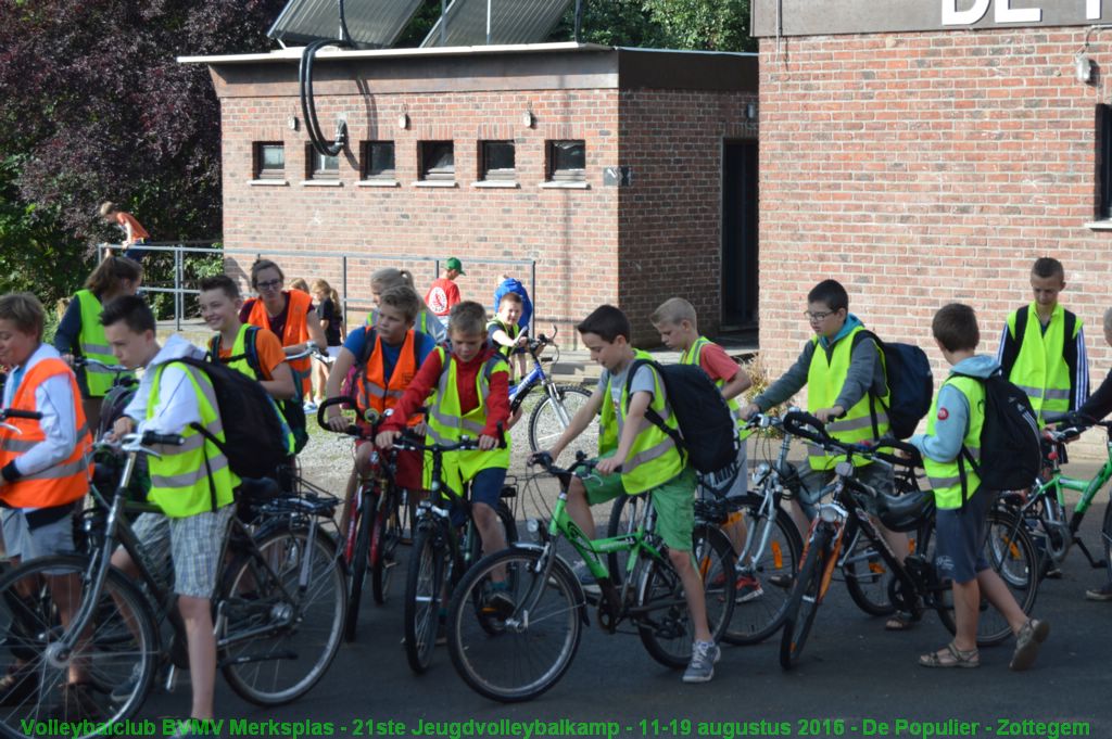 Jongens Miniemen vertrekken naar de sporthal.