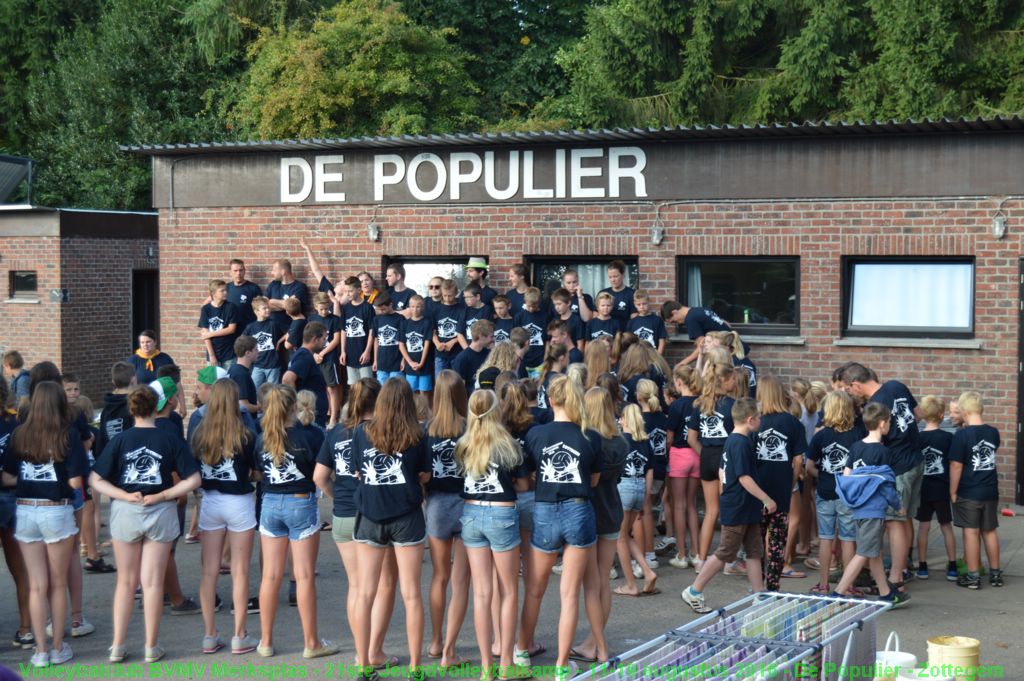 Klaarmaken voor de groepsfoto.
