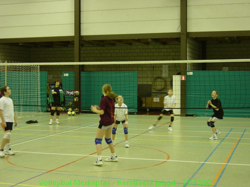 De meisjes D in een onderling duel.