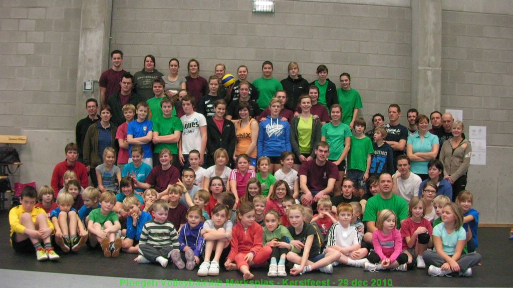 Een 100-tal volleyballers, vriendjes, ouders en trainers.