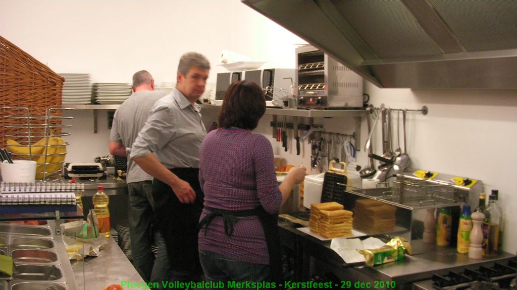 Ondertussen worden de wafels gebakken.