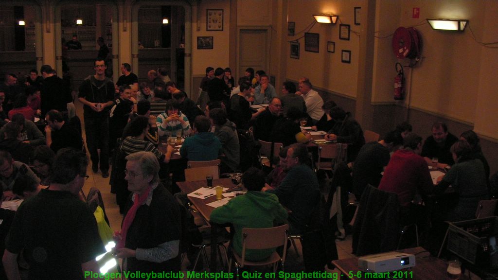 Alle 16 ploegen zijn, de quiz kan beginnen.