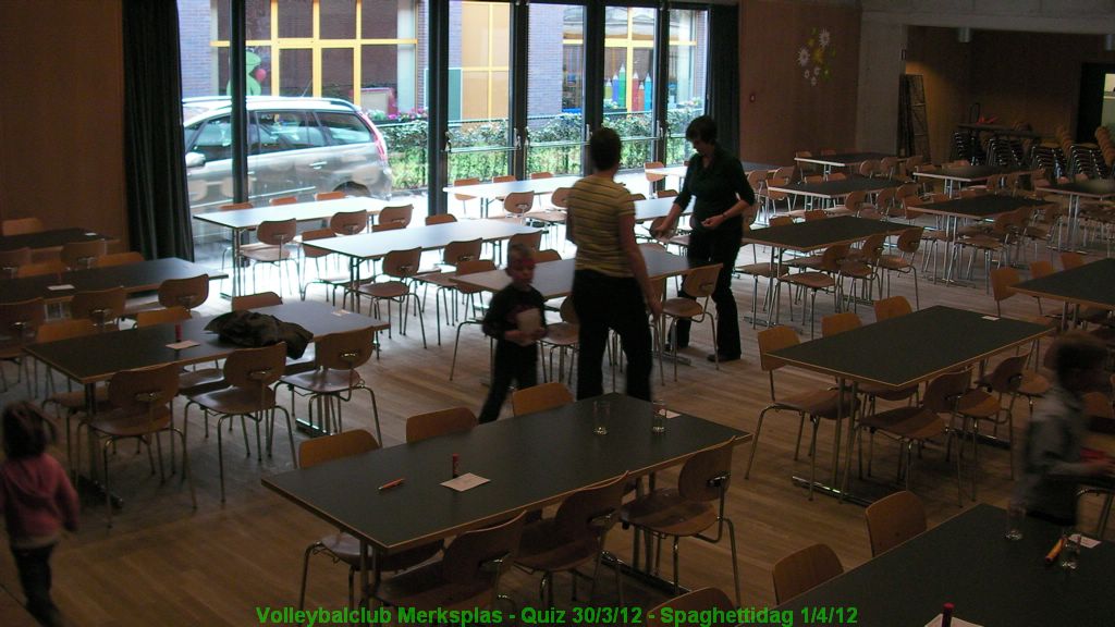 Alles wordt klaargezet in de zaal.