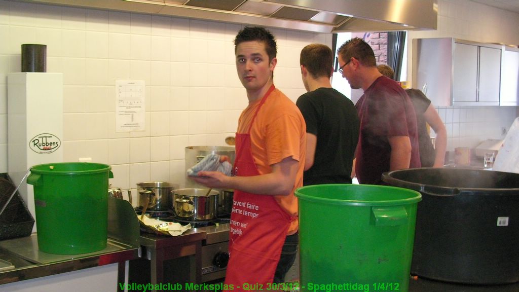 De voorbereidingen voor de spaghettidag.