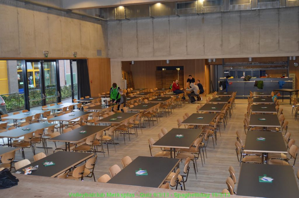 De tafels voor de quiz staan klaar.