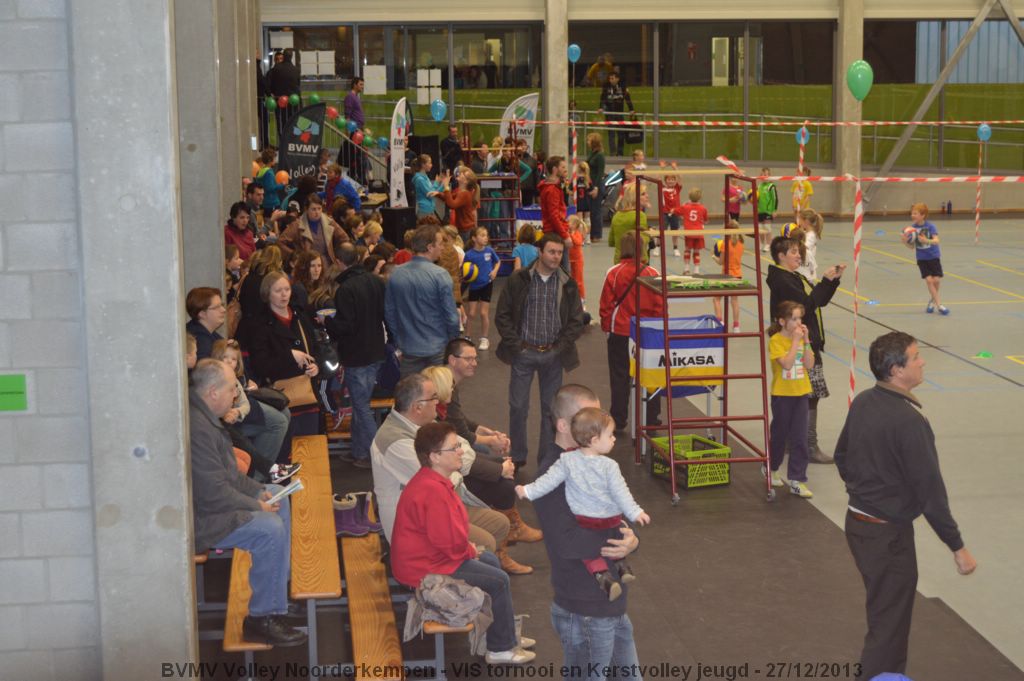 De sporthal is al goed volgelopen met ouders en kinderen.