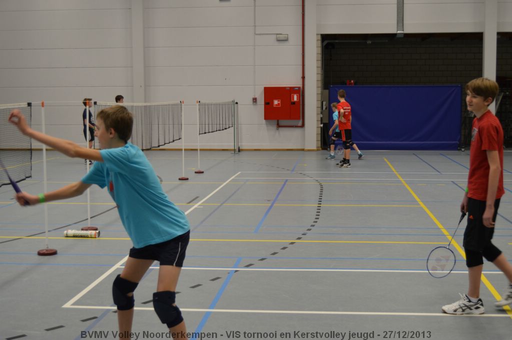 Naast volleybal spelen ze ook een partijtje badminton.